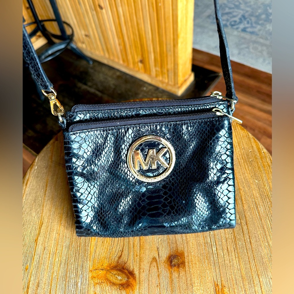 Michael Kors crossbody in black snake print . Excellent condition.